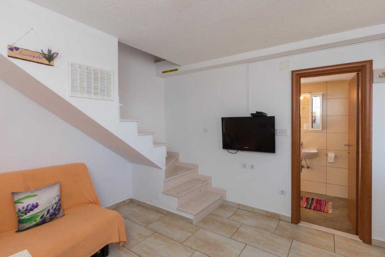 Apartma Lovro *